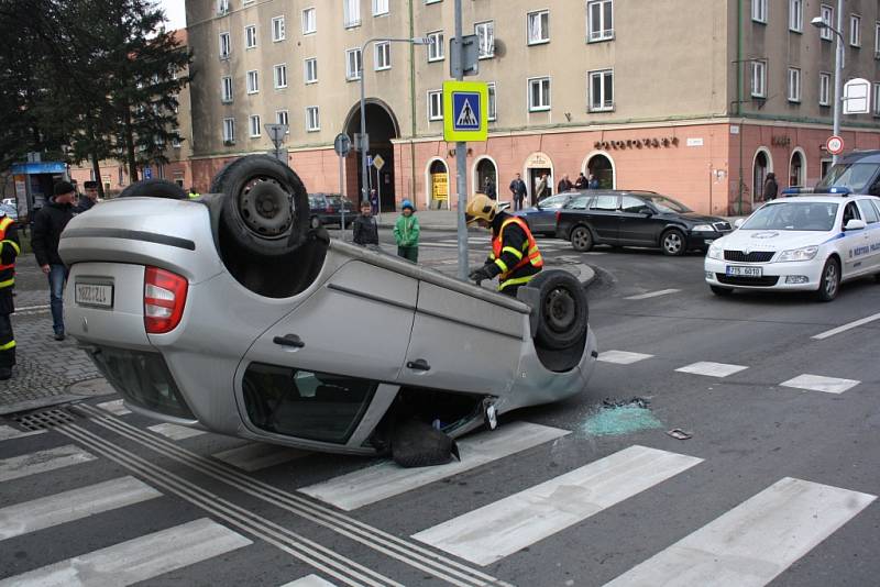 Nehoda dvou automobilů na Hlavní třídě v centru Havířova. 