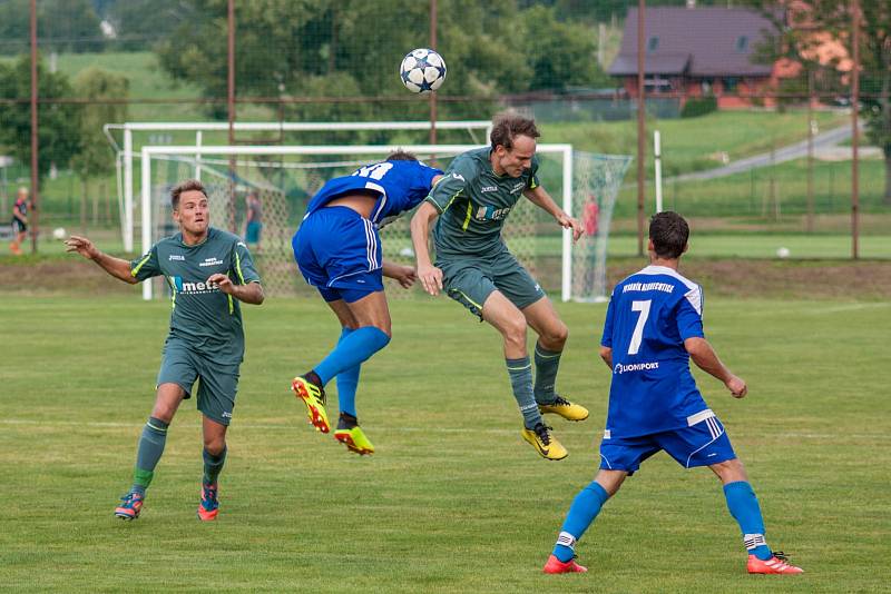 Třetí výhru v I.A třídě si připsali na konto fotbalisté Albrechtic (v modrém), kteří doma zdolali Dobratice 3:0.