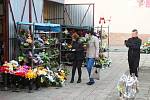 Tržiště v polských Chalupkách je jen pár stovek metrů za hranicí. Z velké části tam stále jezdí nakupovat Češi. Teď v říjnu nejčastěji dušičkové zboží a květiny.