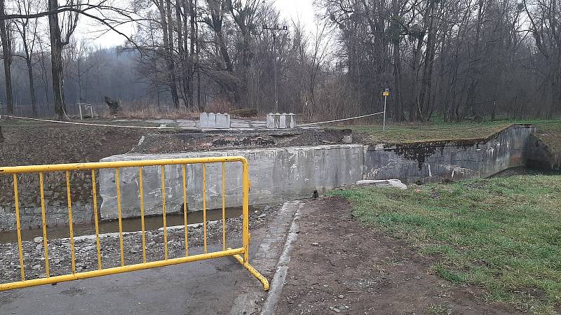 Průjezd do centra Českého Těšína zadem přes Novou Tovární je uzavřený kvůli opravě mostku na Ropičance.