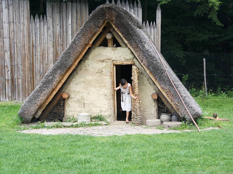 Takřka přímo do kuchyně a dalšího života starých Slovanů nahlédli návštěvníci Archeoparku v Chotěbuzi na dvoudenní akci Cyrilometodějské dny. Ta obsahovala i divadelní scénky, výklady o jídle, zbraních i oděvech a další zajímavosti.