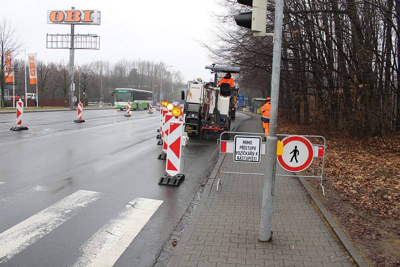 V křižovatce u obchodní zóny v Havířově panuje chaos.