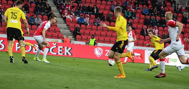 Karvinští (ve žlutém) se opět prezentovali nebojácným výkonem, ale Slavia vyhrála zaslouženě 5:2.