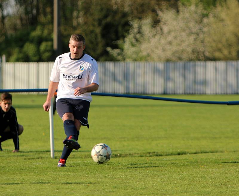 Dětmarovice (v bílém) si doma poradily s Bohumínem 2:1.