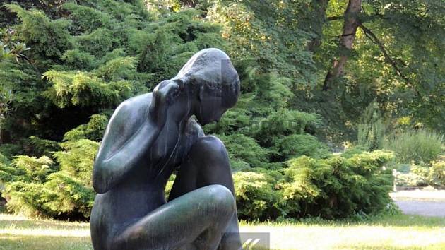 Z historického parku Lázní Darkov zmizela socha s názvem Živý pramen. Majitel nabízí nálezci odměnu.