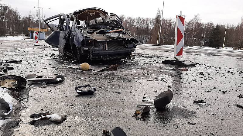 U autobusové zastávky u Dolu ČSA stojí už několik týdnů nepojízdné auto.