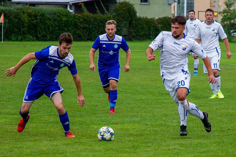 Věřňovice (v modrém) zdolaly v okresním derby Petřvald těsně 3:2.