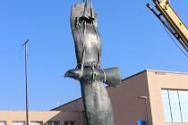 Nově budované náměstí v centru Orlové zdobí socha Orla, symbolu města.