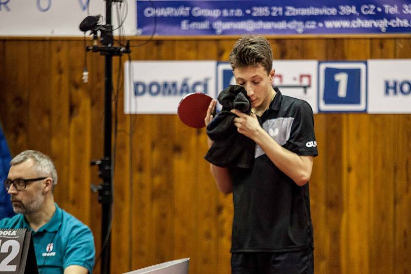 Stolní tenisté Baníku (modré dresy) doma nestačili v derby na TTC Ostrava.