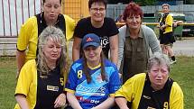 Fotbalistky a všichni v havířovském klubu pomáhají nemocné Kateřině Kyjovské (v modrém).