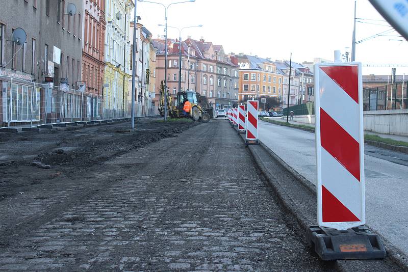 Po Nádražní ulici v Českém Těšíně se jezdí jednosměrně. Začala tam revitalizace a přeměna v částečnou pěší zónu. Práce potrvají do podzimu.