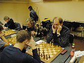 Jaroslav Sobek (vpravo) byl jediným karvinským šachistou, který v prvním domácím dvoukole vyhrál svou partii.