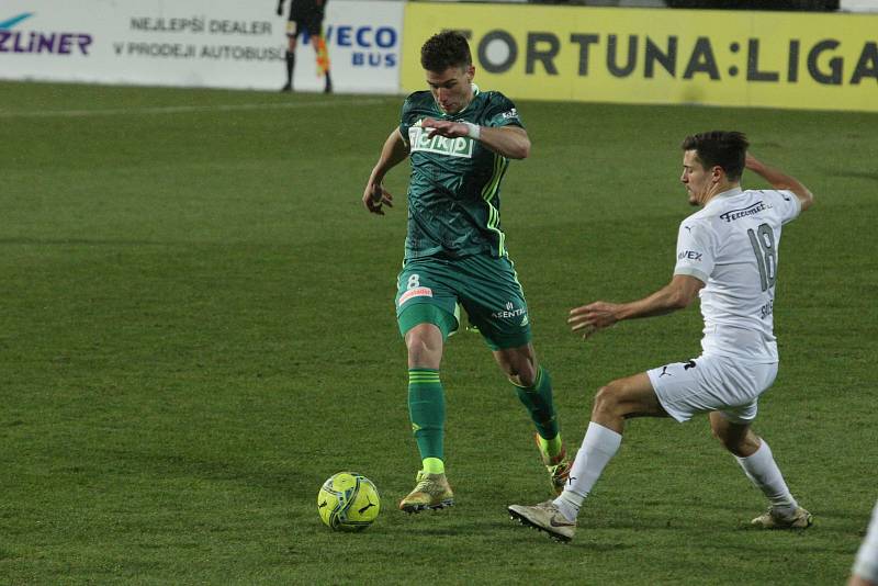 Fotbalisté Karviné (v zeleném) prohráli v úvodním jarním ligovém kole na Slovácku 0:2.