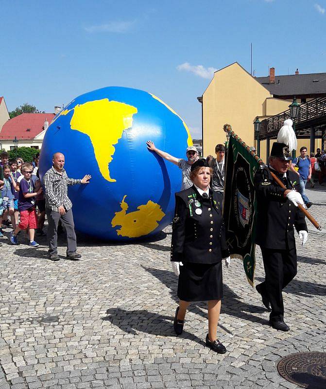 V sobotu proběhlo finále studentských GLOBE Games, které letos hostila Karviná. Na Masarykově náměstí se konal badataleský jarmark, kdy malí vědci představili veřejnsoti výsledky svého bádání a pokusů.