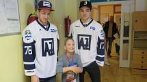 Dětské oddělení Nemocnice s poliklinikou v Havířově navštívila v pátek odpoledne dvojice prvoligových hokejistů AZ Havířov, Marek Loskot a Vojtěch Tomi. Přinesli pro hospitalizované děti spoustu hezkých plyšáků.