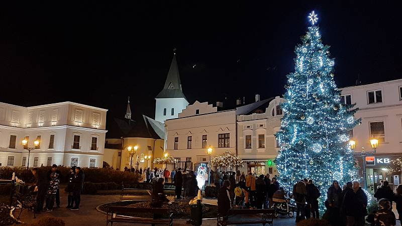 Na Masarykově náměstí v Karviné v neděli slavnostně rozsvítili vánoční strom.