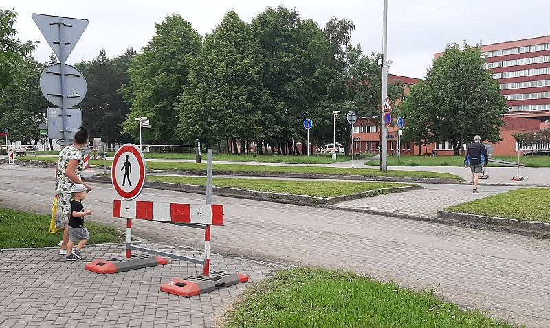 Složitá je dopraví situace v centru Orlové. U nemocnice začala oprava kruhového objezdu u tamní nemocnice a vjezdu na sídliště V. etapa. Jezdí se kyvadlo na semafory.