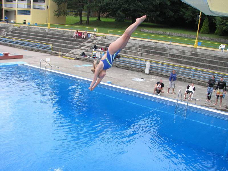 Skoky ze skokanské věže havířovského koupaliště v podání členů HighJump Czech Teamu.  