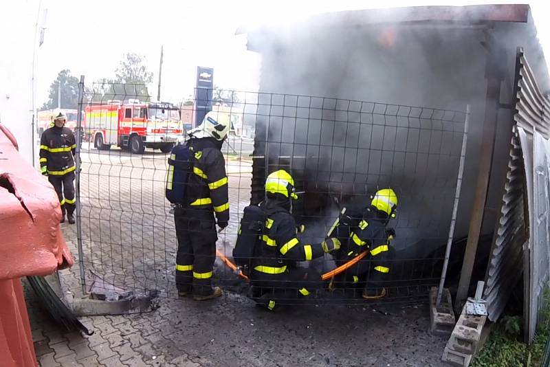 Požár skladu autoservisu poblíž Ostravské ulice v Havířově.