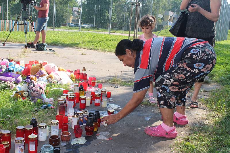 Snímek pietního místa z úterý 11. srpna 2020. Je nedaleko domu, ve kterém v sobotu 8. srpna 2020 přišlo o život šest lidí. Dalších pět zemřelo po skoku z okna.