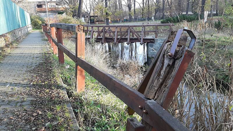 V parku Adama Sikory v Českém Těšíně čeká už skoro dva roky na opravu dřevěný mostek u jezírka.