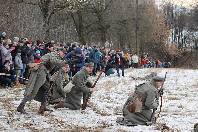 100 let od tzv. Sedmidenní války mezi Českem a Polskem o slezské území připomněla v sobotu odpoledne rekonstrukce válečné bitvy, která se konala v polském Skočově za účasti polských i českých vojensko-historických skupin.