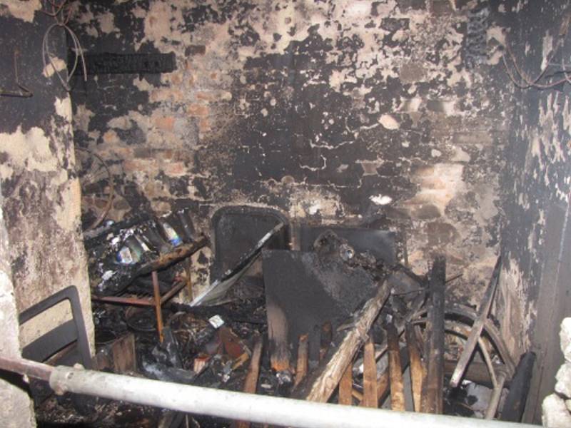 Zásah hasičů při požáru bytu na třídě Osvobození v Karviné. 