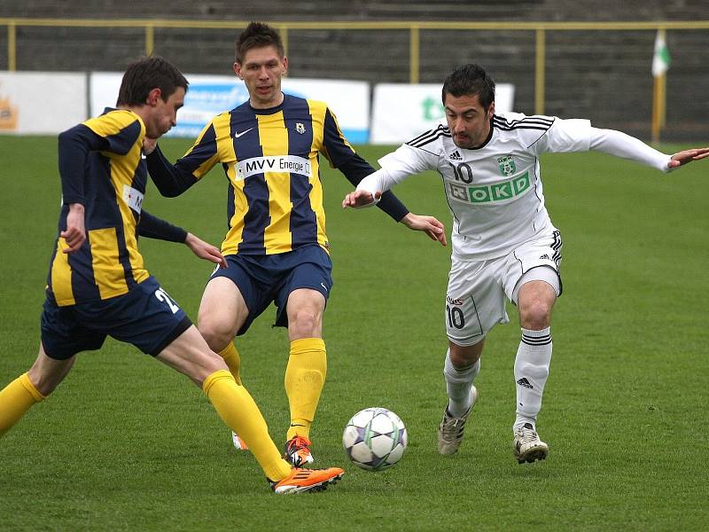 Karvinští fotbalisté (v bílém) zdolali v derby Opavu 2:0.