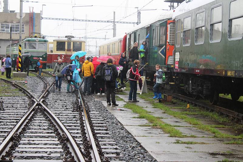 Ani deštivé počasí nedoradilo v sobotu stovky příznivců vlaků a všeho okolo od návštěvy Dne železnice v zákulisí bohumínského vlakového nádraží.