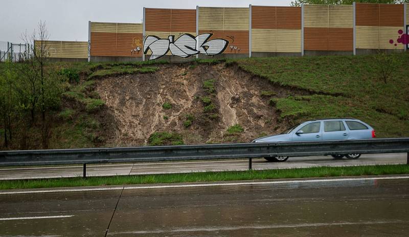 Sesuv půdy vlivem vytrvalých dešťů u dálnice D48 směrem na Český Těšín.