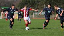 Fotbalové derby o vedení v kraji zvládly v Orlové lépe Dětmarovice (v modrém).