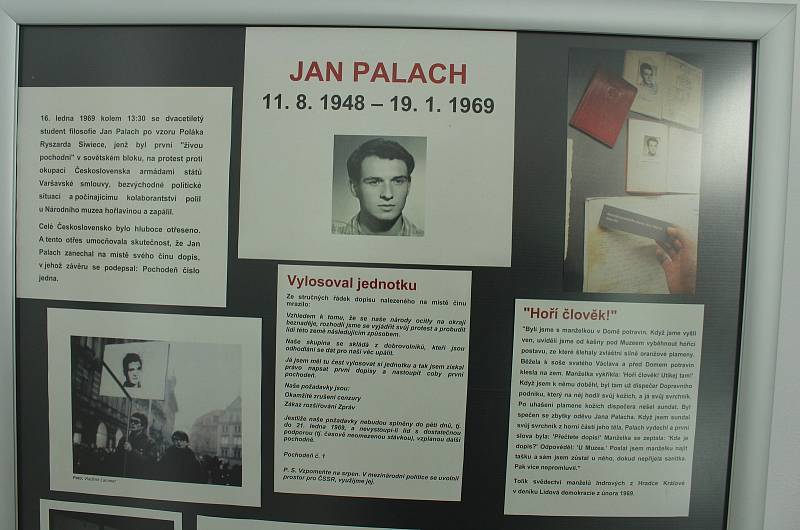 Panelová výstava v prostorách Regionální knihovny Karviná připomíná půlstoletí od smrti Jana Palacha.