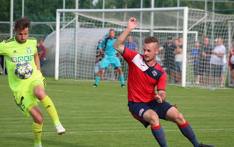 Karvinští fotbalisté (zelenkavé dresy) postoupili v domácím MOL Cupu do třetího kola. Sympaticky bojující Hlubinu z krajského přeboru porazili 6:0.