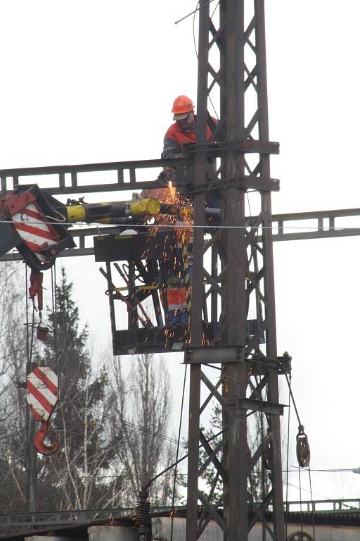 Modernizace železničního koridoru si v Českém Těšíně vyžádala dopravní omezení. 