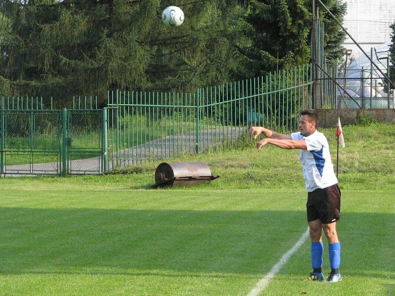 Přípravné přátelské utkání mezi mladším dorostem MFK Havířov a A týmem hokejového AZ Havířov. 