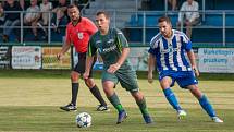 Třetí výhru v I.A třídě si připsali na konto fotbalisté Albrechtic (v modrém), kteří doma zdolali Dobratice 3:0.