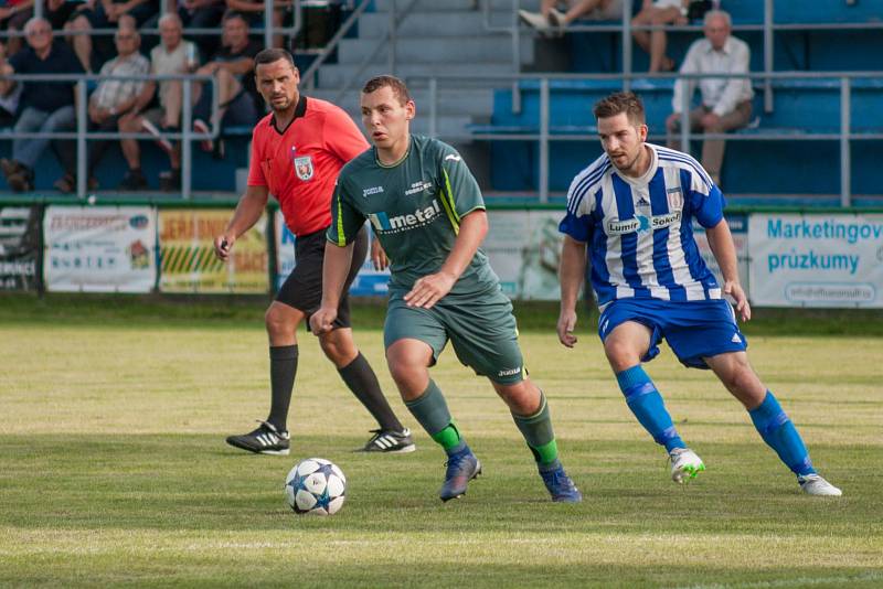 Třetí výhru v I.A třídě si připsali na konto fotbalisté Albrechtic (v modrém), kteří doma zdolali Dobratice 3:0.