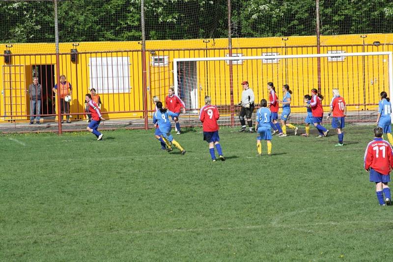 Fotbalistky ČSAD (v červeném) doma zdolaly hráčky Těšína.