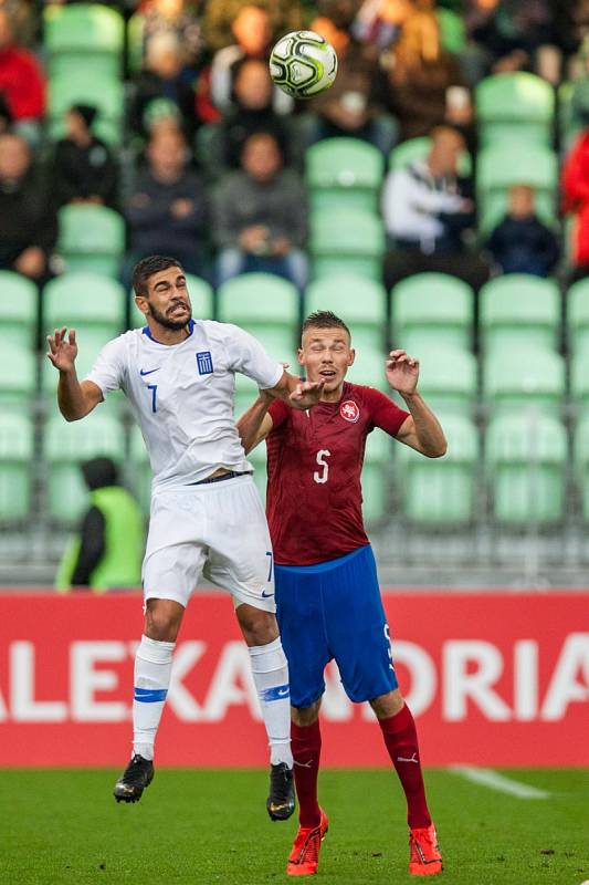 Mladí Češi (v červeném) remizovali s Řeckem 1:1.