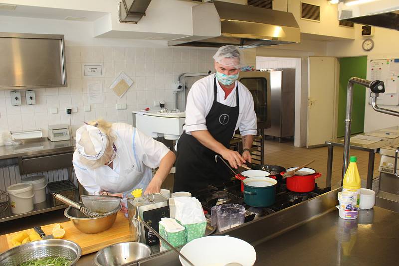 Kuchař David Valíček vypomáhá v kuchyni českotěšínského domova pro seniory.