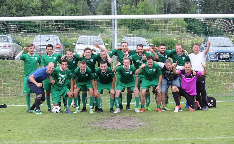 Fotbalisté Datyní (v zeleném) vyhrály nad Dobrou a mohli začít slavit postup do krajského přeboru.