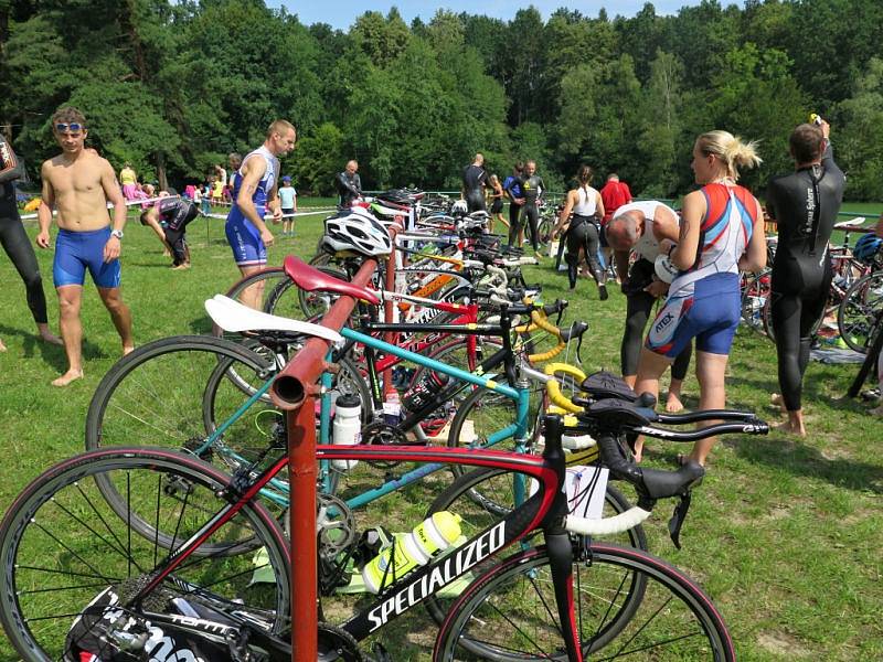 Na start 7. ročníku Albrechtického sprint triatlonu se v sobotu za krásného slunečného počasí postavilo 53 závodníků z toho 9 žen.