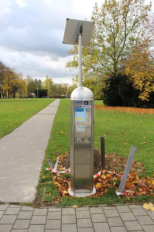 Automat pro zpoplatněné parkování ve Fibichově ulici v centru Havířova.