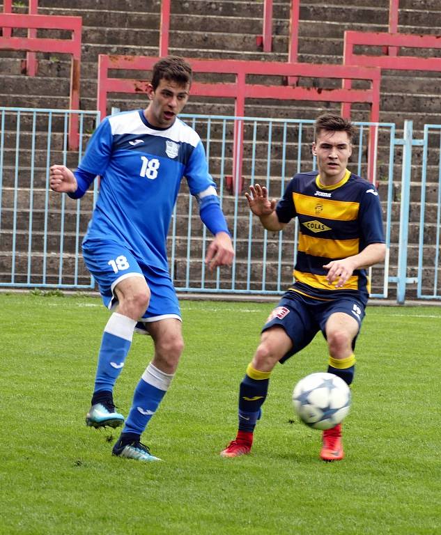 Havířovští fotbalisté (v modrém) přehráli Frýdlant jasně 3:0.