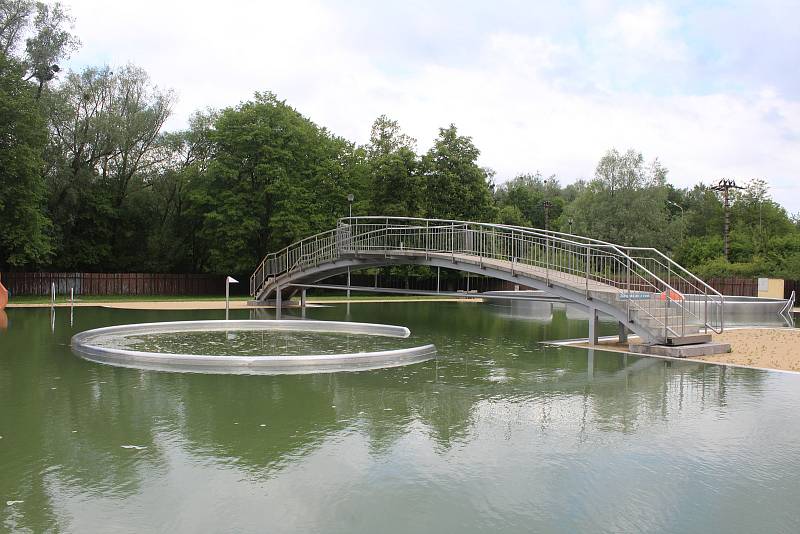 Přípravy na otevřené letního koupaliště v Havířově finišují. Modernizací prošel plavecký bazén, který dostal nerezovou vanu.