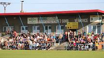 Derby o vedení v I.B třídě zvládly Věřňovice (v modrém), které porazily Záblatí 3:2.