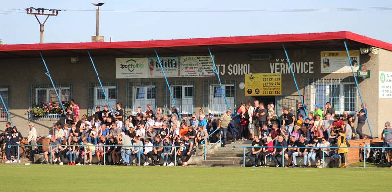 Derby o vedení v I.B třídě zvládly Věřňovice (v modrém), které porazily Záblatí 3:2.