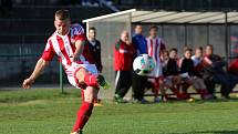 Fotbalové derby o vedení v kraji zvládly v Orlové lépe Dětmarovice (v modrém).