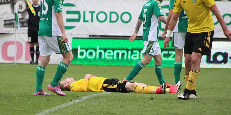 Karvinští (ve žlutém) gól v Ďolíčku nedali a Bohemians se tak mohli radovat ze záchrany v nejvyšší soutěži.