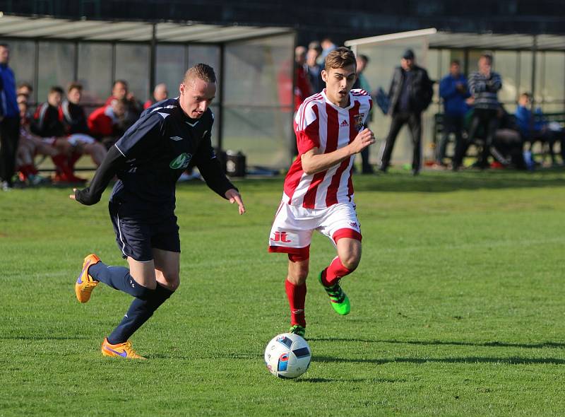 Fotbalové derby o vedení v kraji zvládly v Orlové lépe Dětmarovice (v modrém).